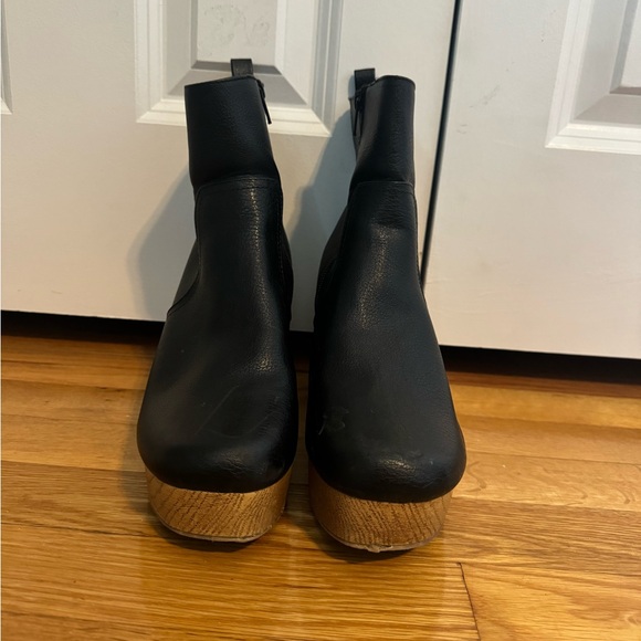 Women’s Black Bootie heels - Picture 2 of 3